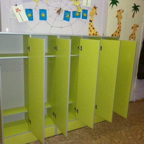 шкафчики цветные для одежды в детский сад
